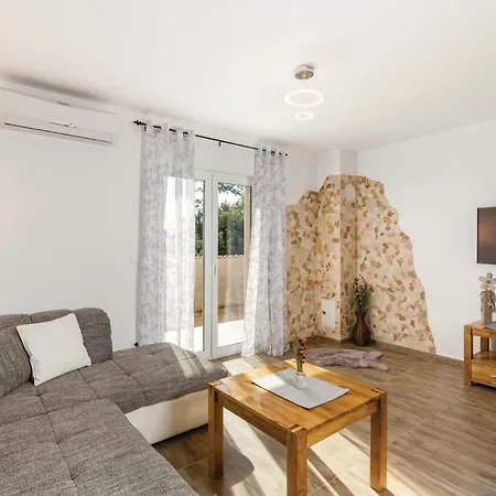 Four Bedroom Holiday In Koromacno Hébergement de vacances Brovinje