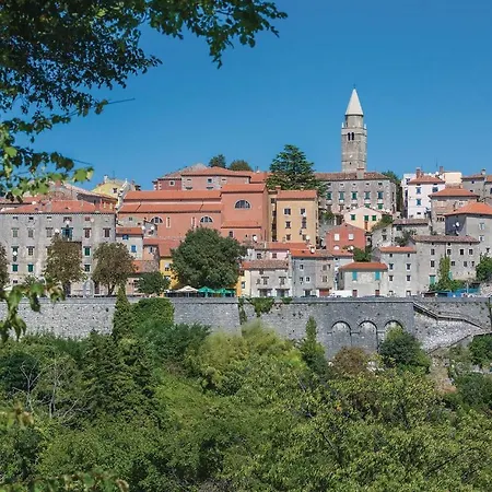 Four Bedroom Holiday In Koromacno Hébergement de vacances *