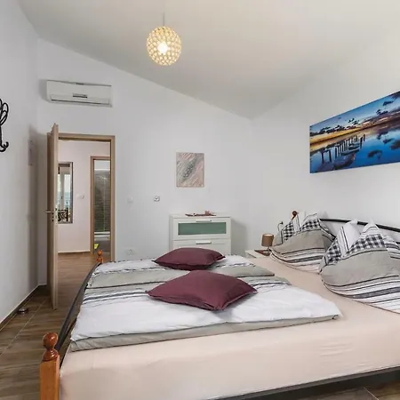 Four Bedroom Holiday In Koromacno