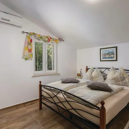 Four Bedroom Holiday In Koromacno Holiday home Brovinje