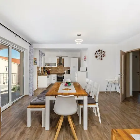 Four Bedroom Holiday In Koromacno * Brovinje