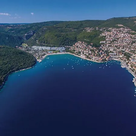 Four Bedroom Holiday In Koromacno